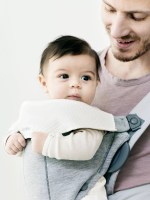 Little Pea BabyBjorn Σαλιάρα Μάρσιπου Mini-Move_lifestyle